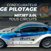 Mitjet 2.0L prête à être pilotée sur un circuit, mettant en valeur son design sportif et aérodynamique pour une expérience de conduite intense.