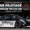 Porsche 718 GT4 CS MR en pleine action sur circuit, mettant en valeur son design sportif et sa performance de course.